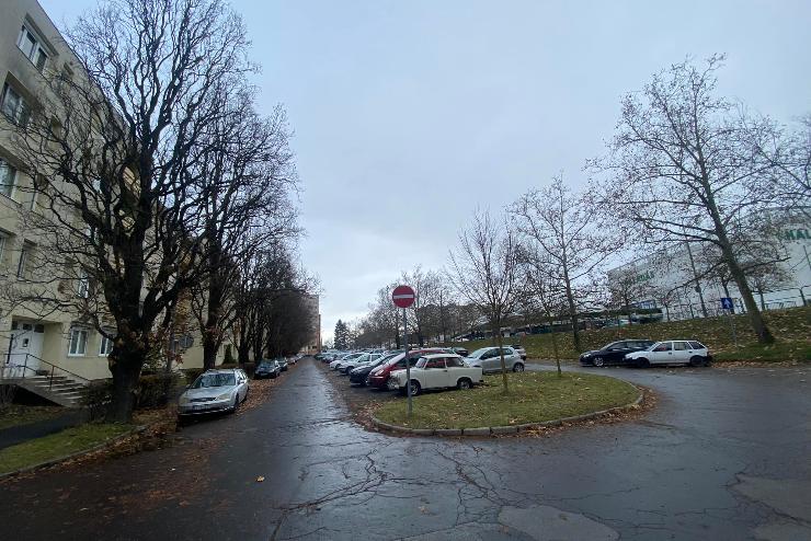 Parkolfeljts februrban a Derkovitson